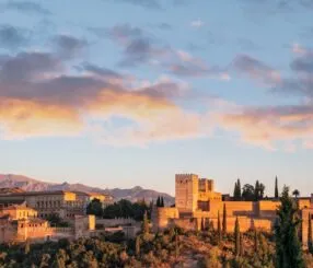 Are Alhambra Guided Tours Available in English All Day?