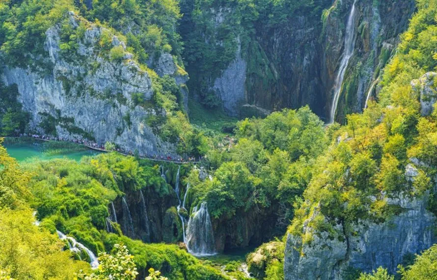 Are Boat Tours Necessary for Plitvice Lakes Waterfalls?