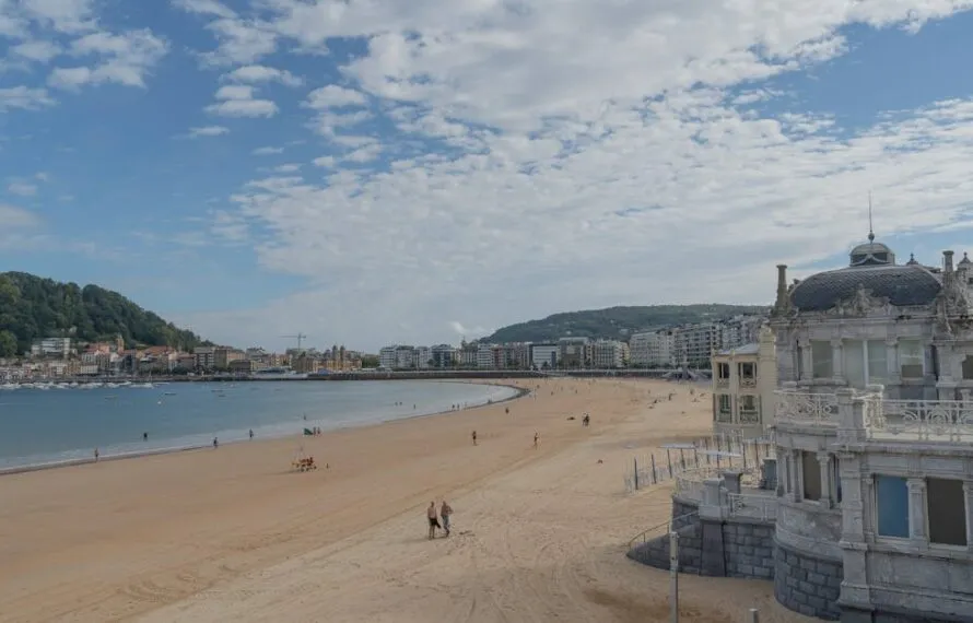 Discover the Hidden Gems of the Beach in San Sebastián Discover the Hidden Gems of the Beach in San Sebastián