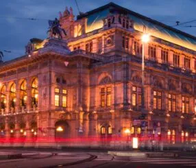 Are tickets for Vienna Opera House tours available online?