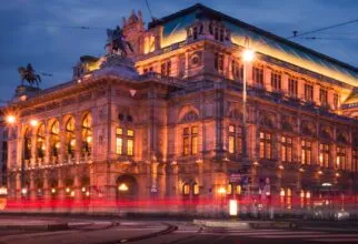 Are tickets for Vienna Opera House tours available online?