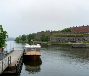 Do tours from Helsinki include ferry to Suomenlinna?